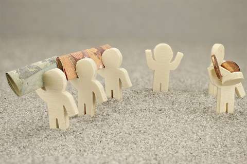 Foto: Kleine Figuren mit Geldscheinen und Münzen